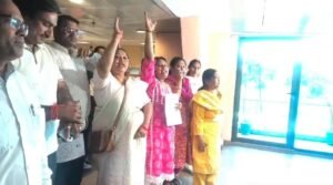 AAP पार्षदों का आरोप है कि उन्हें महापौर से मिलने से रोका गया। इसके बाद बड़ी संख्या में AAP पार्षदों ने विरोध किया ।