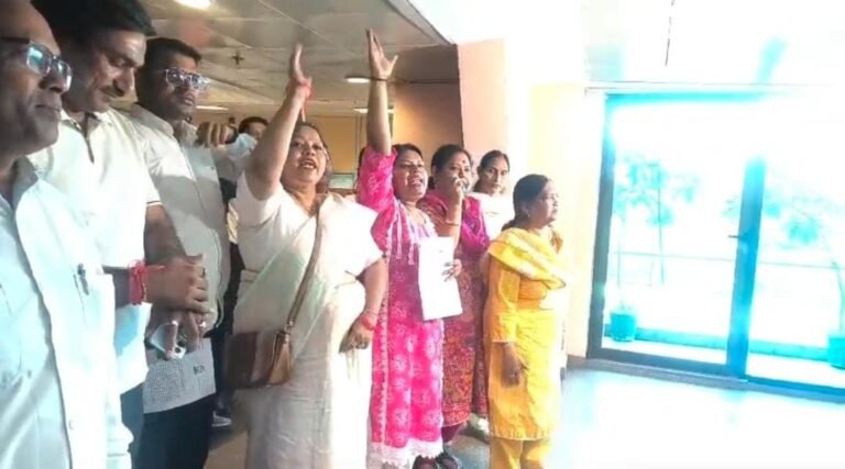 AAP पार्षदों का आरोप है कि उन्हें महापौर से मिलने से रोका गया। इसके बाद बड़ी संख्या में AAP पार्षदों ने विरोध किया ।