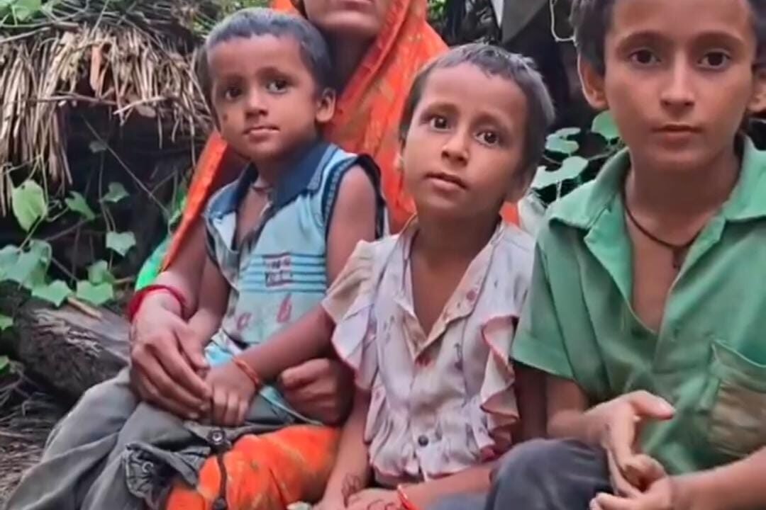 बरगदिया गाँव में भूख से लड़ रहा एक परिवार…मां की आंखों में आंसू, बच्चों की थाली में सिर्फ चावल-नमक