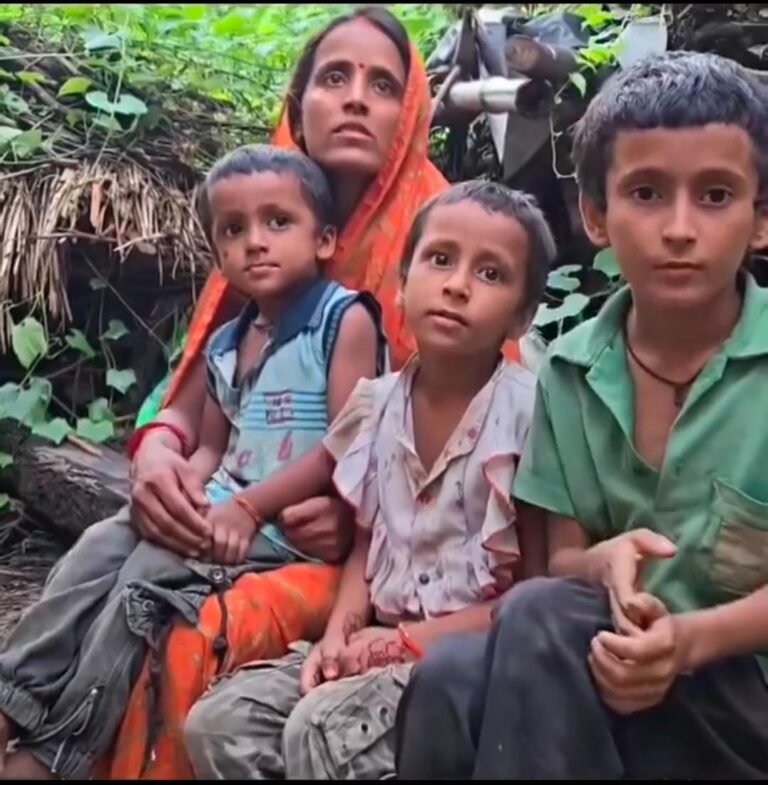 बरगदिया गाँव में भूख से लड़ रहा एक परिवार…मां की आंखों में आंसू, बच्चों की थाली में सिर्फ चावल-नमक