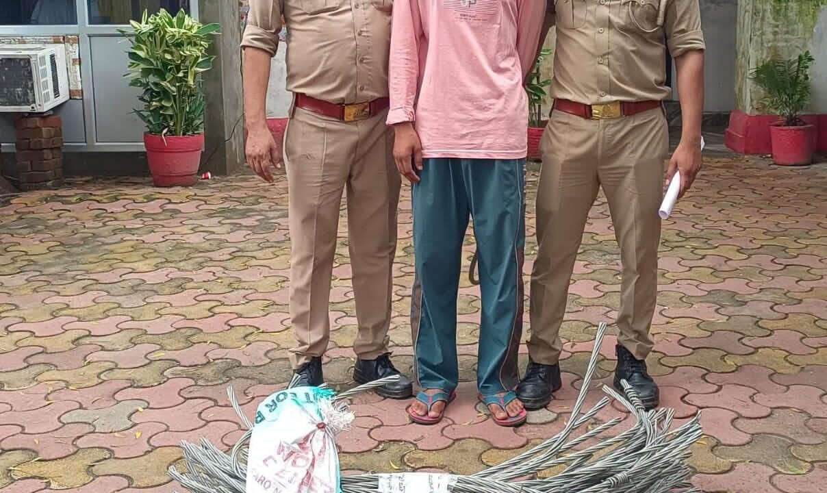 मुजफ्फरनगर पुलिस ने बिजली तार चोरी करने वाले शातिर चोर को गिरफ्तार कर किया खुलासा*