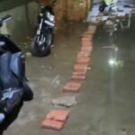 मुख्यमंत्री के सानिध्य में चार इंजन सरकार का नया मॉडल! त्रिलोकपुरी में सड़क बनी सीवरेज की नदी, जनता पानी में गोते लगाने को मजबूर ।