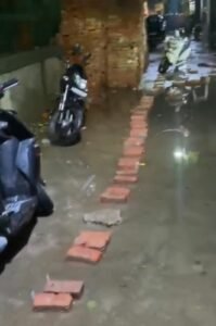 मुख्यमंत्री के सानिध्य में चार इंजन सरकार का नया मॉडल! त्रिलोकपुरी में सड़क बनी सीवरेज की नदी, जनता पानी में गोते लगाने को मजबूर ।