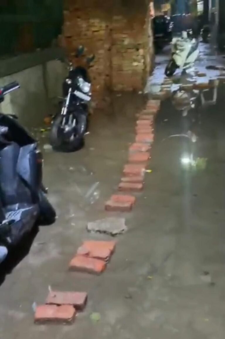 मुख्यमंत्री के सानिध्य में चार इंजन सरकार का नया मॉडल! त्रिलोकपुरी में सड़क बनी सीवरेज की नदी, जनता पानी में गोते लगाने को मजबूर ।