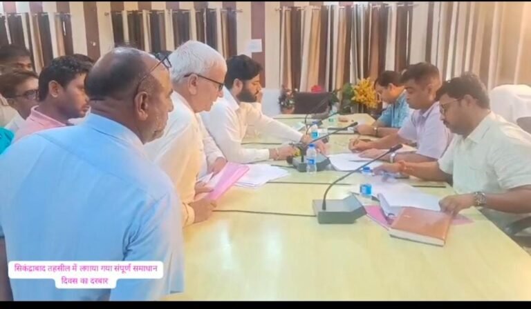 बुलन्दशहर सिकंद्राबाद तहसील में लगाये गये संपूर्ण समाधान दिवस के दरबार में नगर एस0डी0एम ने सूनी फरियादीयों की फरियादी ।