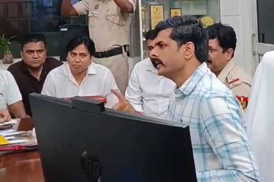 दलित युवक पर कथित जुल्म का वीडियो वायरल, FIR के बाद त्रिलोकपुरी में भूचाल भाजपा के पूर्व मंडल अध्यक्ष पर गंभीर आरोप!