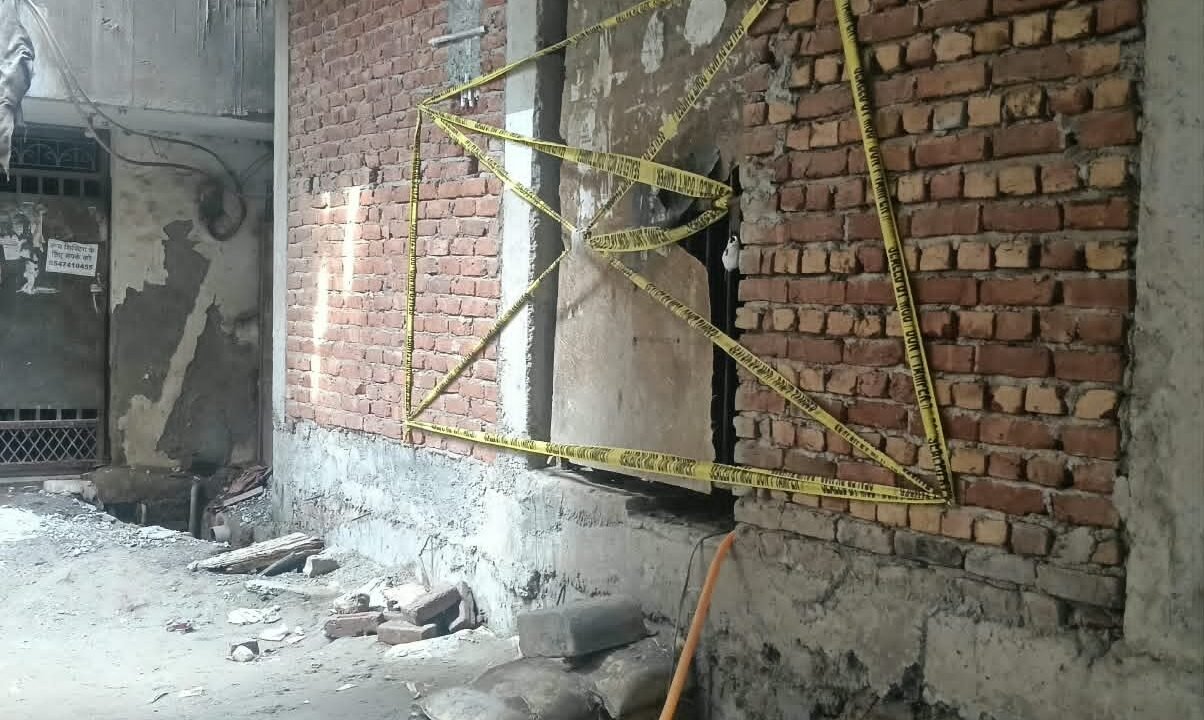 सीलिंग के बाद भी निर्माण का खेल? त्रिलोकपुरी में MCD के बिल्डिंग डिपार्टमेंट पर गरजे सवाल!
