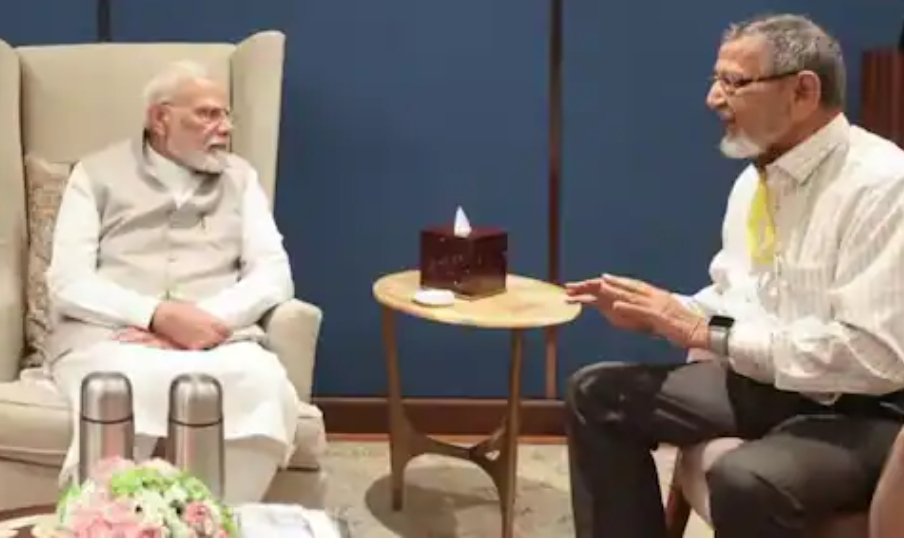 देश के प्रधानमंत्री का सहपाठी होना चाहिए? गुजरात निवासी असगर अली वोरा ने पिछले सप्ताह प्रधानमंत्री नरेन्द्र मोदी से मुलाकात की थी। देश के प्रधानमंत्री का सहपाठी होना चाहिए? गुजरात निवासी असगर अली वोरा ने पिछले सप्ताह प्रधानमंत्री नरेन्द्र मोदी से मुलाकात की थी।