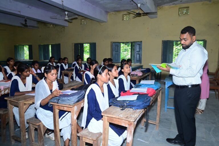 पठन-पाठन व्यवस्था का लिया जायजा, शिक्षा साथी ऐप के उपयोग की भी ली जानकारी ।