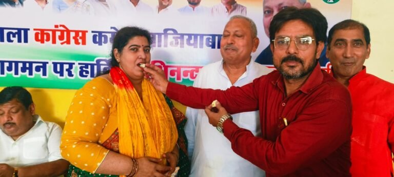 नवनियुक्त उत्तर प्रदेश कांग्रेस प्रवक्ता श्रीमती डॉ. रत्ना पांडेय जी के स्वागत के लिए बड़ी संख्या में कांग्रेस पदाधिकारी और कार्यकर्ता एकत्र हुए।