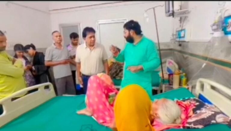 प्रधानमंत्री नरेंद्र मोदी के जन्मोत्सव के अवसर पर क्षेत्रीय विधायक लक्ष्मीराज सिंह ने सरकारी अस्पताल व दीक्षित हास्पिटल में मरीजों से मुलाकात कर वितरण किये फल व बिस्कुट।
