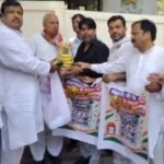 ₹2000 से ऊपर UPI पर 0.4% MDR के विरोध में कांग्रेस ने सांसद अतुल गर्ग के आवास पर दिया ‘रिटर्न गिफ्ट’ ।
