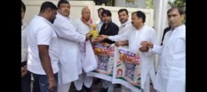 ₹2000 से ऊपर UPI पर 0.4% MDR के विरोध में कांग्रेस ने सांसद अतुल गर्ग के आवास पर दिया ‘रिटर्न गिफ्ट’ ।