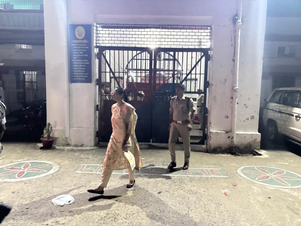 शहीद जुब्बा सहनी केंद्रीय कारा में जिला प्रशासन और पुलिस का औचक छापा, बैरकों की ली गई सघन तलाशी । शहीद जुब्बा सहनी केंद्रीय कारा में जिला प्रशासन और पुलिस का औचक छापा, बैरकों की ली गई सघन तलाशी ।