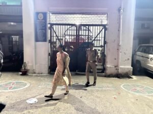 शहीद जुब्बा सहनी केंद्रीय कारा में जिला प्रशासन और पुलिस का औचक छापा, बैरकों की ली गई सघन तलाशी ।