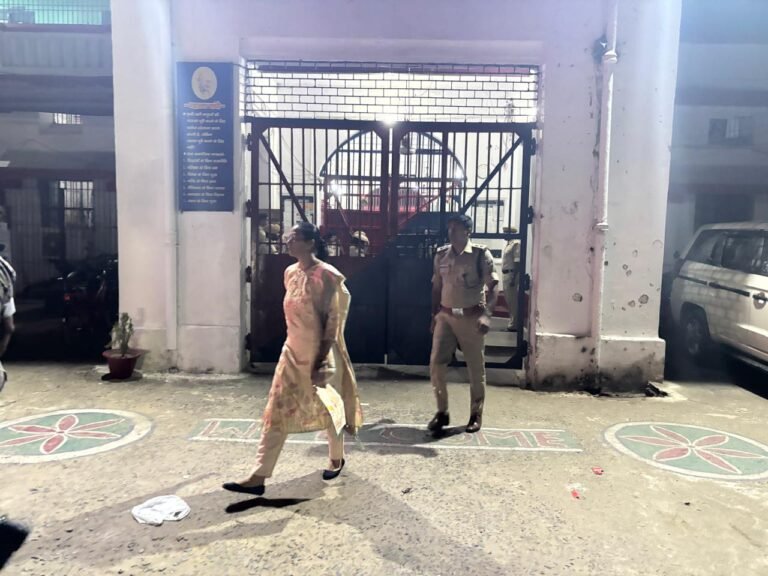 शहीद जुब्बा सहनी केंद्रीय कारा में जिला प्रशासन और पुलिस का औचक छापा, बैरकों की ली गई सघन तलाशी ।