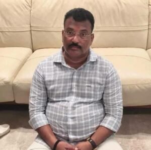 सरकार इन्हें हर महीने ईमानदारी से ₹85,000 की सैलरी देती है। लेकिन जब ACB ने इनके घर का दरवाजा खटखटाया, तो अंदर का नजारा देखकर अधिकारियों के भी होश उड़ गए।