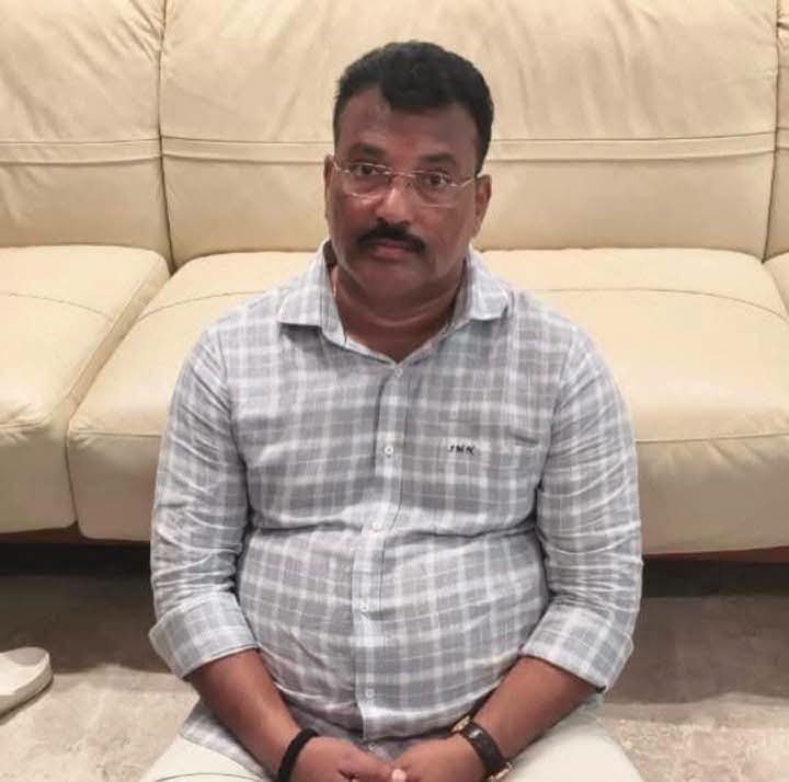 सरकार इन्हें हर महीने ईमानदारी से ₹85,000 की सैलरी देती है। लेकिन जब ACB ने इनके घर का दरवाजा खटखटाया, तो अंदर का नजारा देखकर अधिकारियों के भी होश उड़ गए।