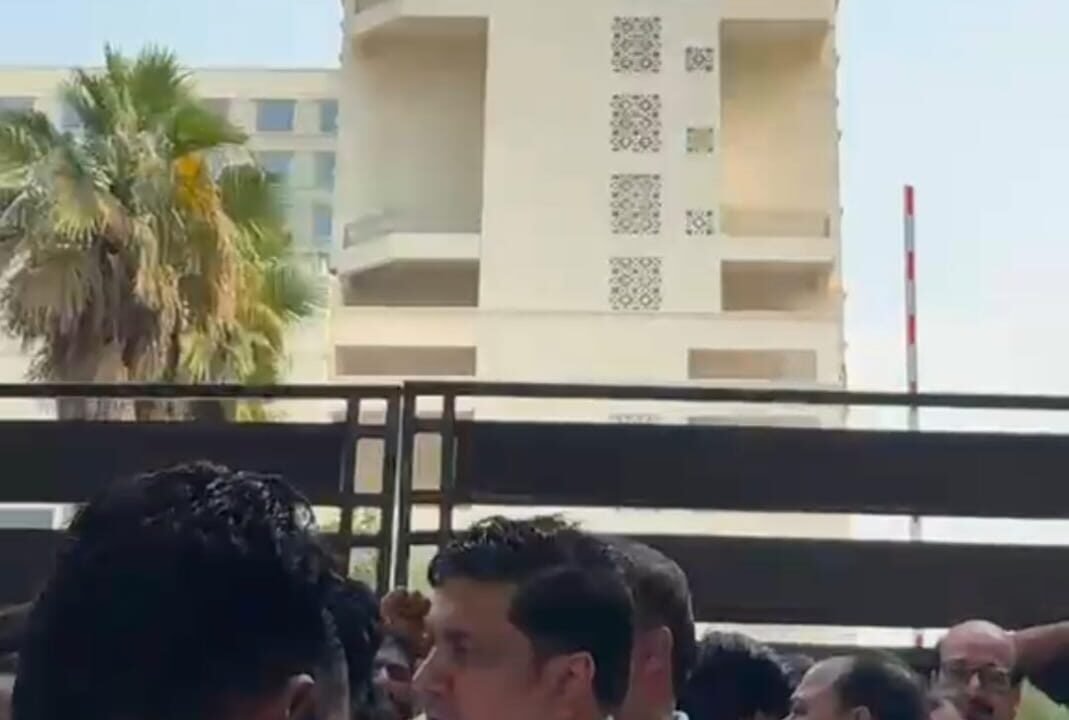 हयात होटल में धर्म परिवर्तन के दावे से मचा हड़कंप, बाहर जुटी भीड़ ने बढ़ाई हलचल  वायरल वीडियो के बाद गरमाया मामला ।