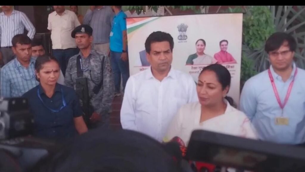 दिल्ली की मुख्यमंत्री रेखा गुप्ता ने श्रमिकों के लिए मोबाइल कर्मिक सेवा केंद्र / नमो कार्मिक सेवा मजदूरों के लिए शुरू । दिल्ली की मुख्यमंत्री रेखा गुप्ता ने श्रमिकों के लिए मोबाइल कर्मिक सेवा केंद्र / नमो कार्मिक सेवा मजदूरों के लिए शुरू ।