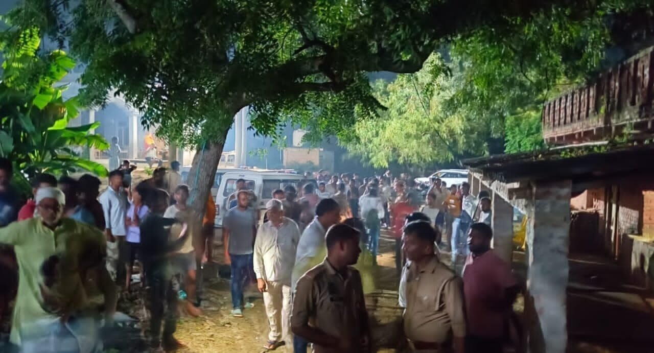 आजमगढ़ में पूजा के दौरान ट्रिपल मर्डर, आधार कार्ड मांगने पर भड़का आरोपी; पत्नी समेत दो को मारी गोली ।