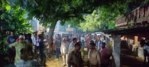 आजमगढ़ में पूजा के दौरान ट्रिपल मर्डर, आधार कार्ड मांगने पर भड़का आरोपी; पत्नी समेत दो को मारी गोली ।