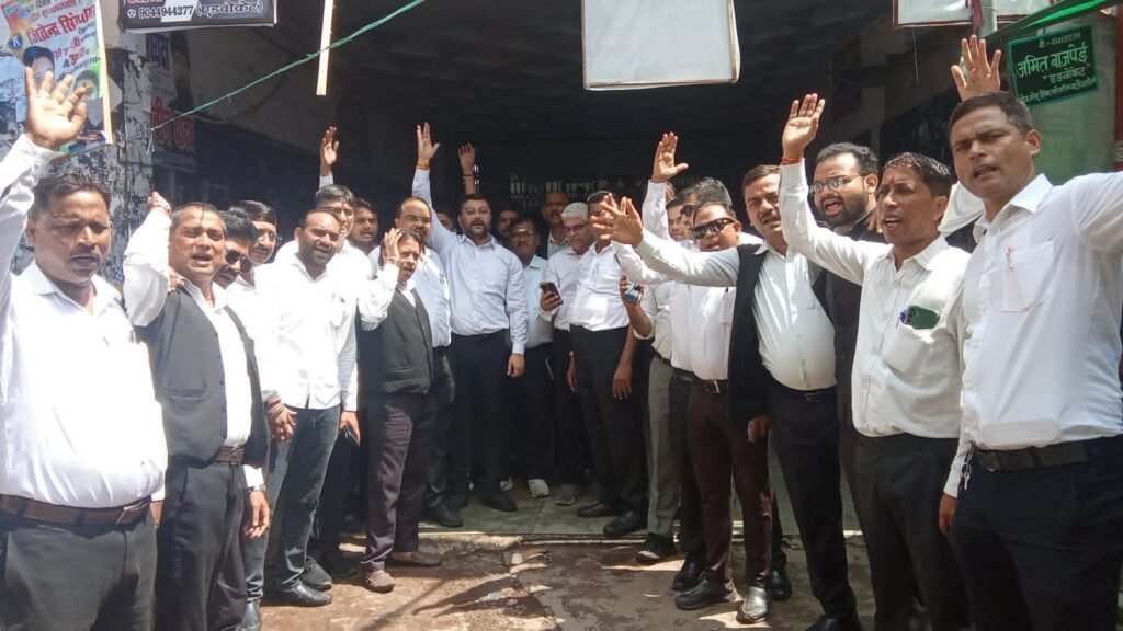 सात सूत्रीय मांगों को लेकर वकीलों ने किया हर बुधवार हड़ताल का ऐलान, कानपुर कचहरी में काम ठप*