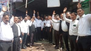 सात सूत्रीय मांगों को लेकर वकीलों ने किया हर बुधवार हड़ताल का ऐलान, कानपुर कचहरी में काम ठप*