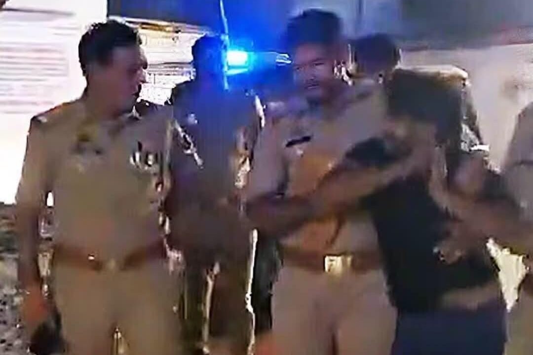 उत्तर प्रदेश के मुजफ्फरनगर में मॉर्निंग वॉक से घर लौट रही महिला से छेड़खानी करने के आरोपी की पहचान भूरा उर्फ कामिल के रूप में हुई है। घटना खतौली कस्बे की बताई जा रही है