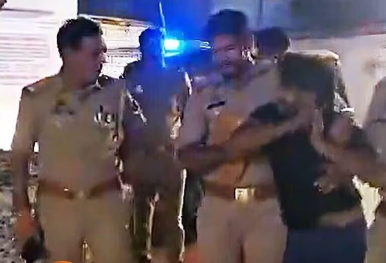 उत्तर प्रदेश के मुजफ्फरनगर में मॉर्निंग वॉक से घर लौट रही महिला से छेड़खानी करने के आरोपी की पहचान भूरा उर्फ कामिल के रूप में हुई है। घटना खतौली कस्बे की बताई जा रही है