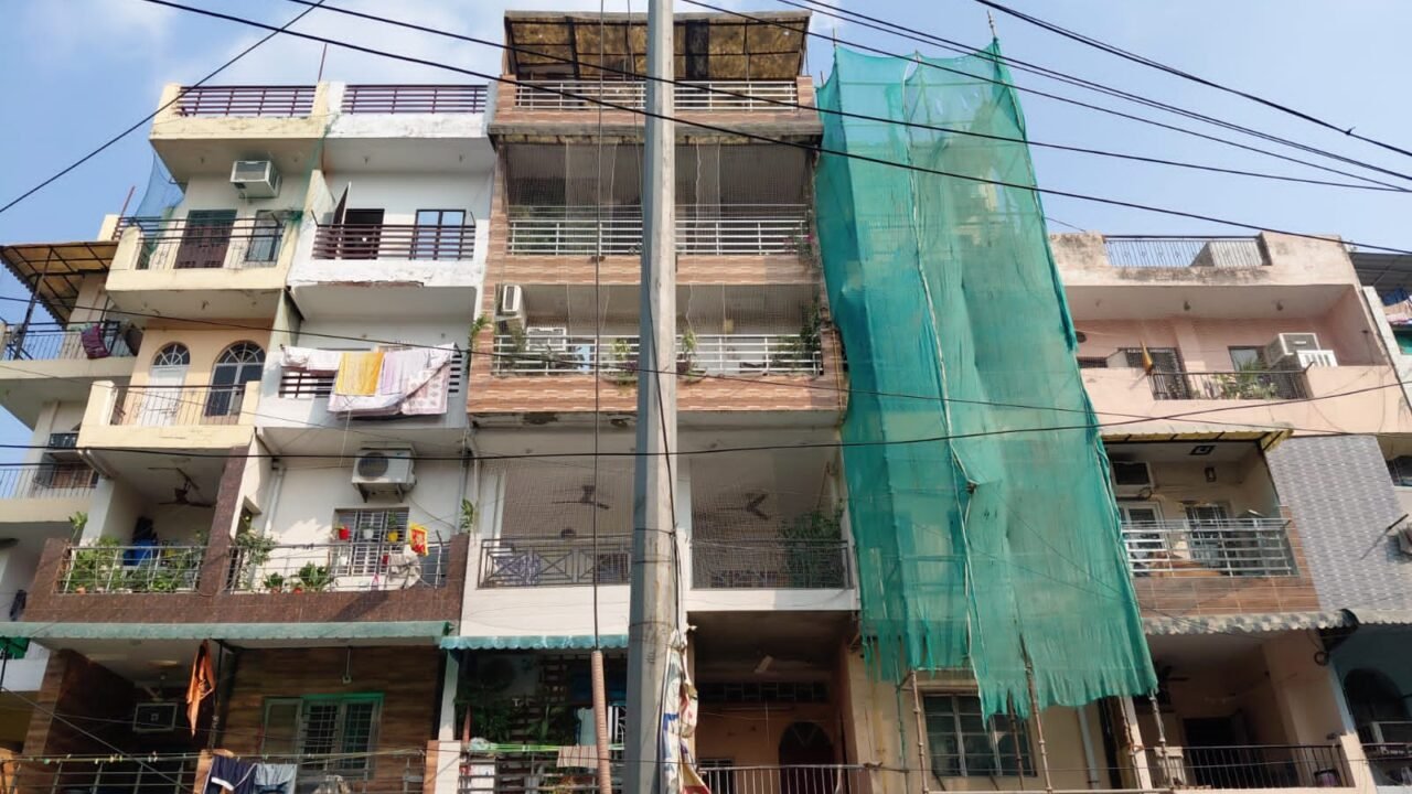 केशवपुरम MCD दफ्तर से महज 500–700 मीटर दूर खड़ी हो रहीं 6 मंजिला इमारतें!