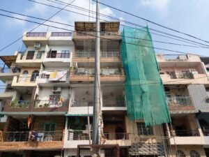 केशवपुरम MCD दफ्तर से महज 500–700 मीटर दूर खड़ी हो रहीं 6 मंजिला इमारतें!