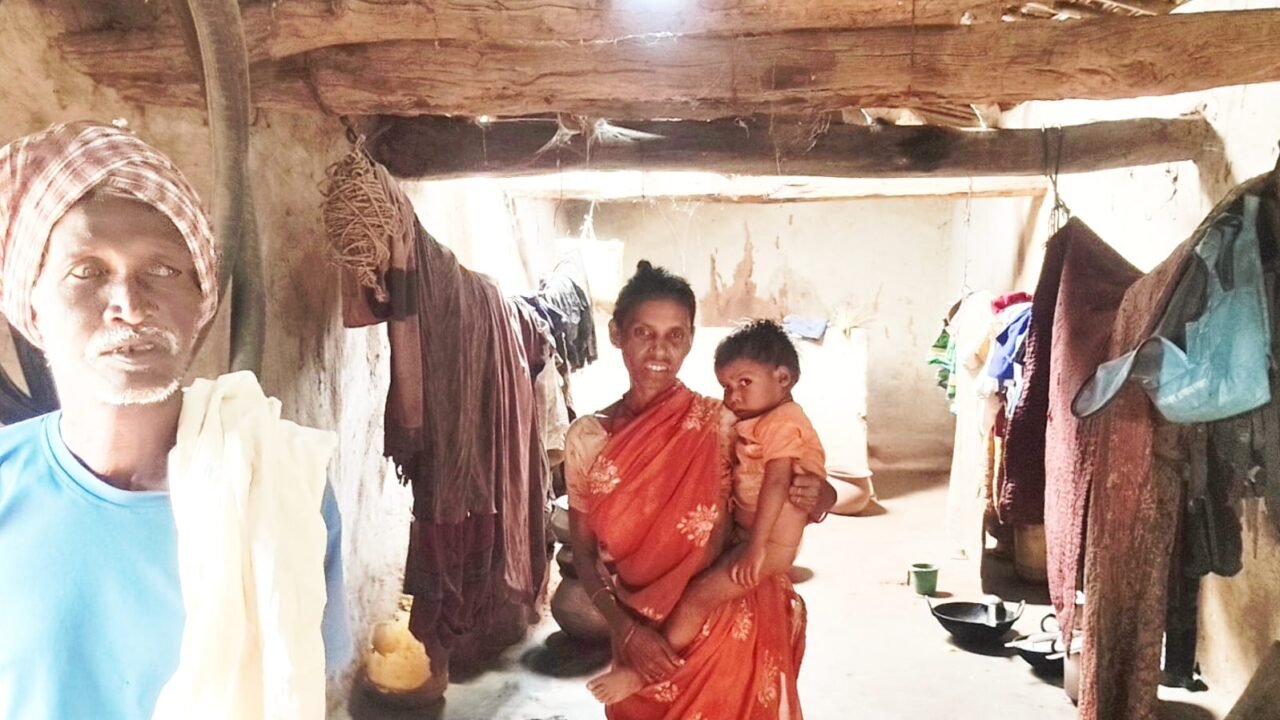 सरकारी दावों की खुली पोल, गांडेय के रानीटांड़ में जर्जर मिट्टी के घर में जान जोखिम में डाल रहने को विवश सुखलाल का परिवार