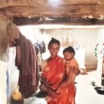 सरकारी दावों की खुली पोल, गांडेय के रानीटांड़ में जर्जर मिट्टी के घर में जान जोखिम में डाल रहने को विवश सुखलाल का परिवार