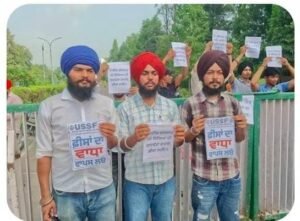 यूनिवर्सिटी के अंदर मॉल को लूट लिया गया लैपटॉप मोबाइलों की दुकानों को लूट लिया