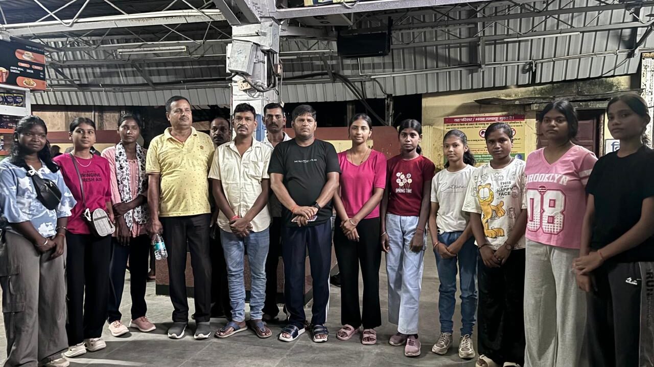 राष्ट्रीय वॉलीबॉल प्रतियोगिता में भाग लेने के लिए गुवाहाटी रवाना हुई जामताड़ा की टीम, अभिभावकों ने खिलाड़ियों को दी शुभकामनाएं