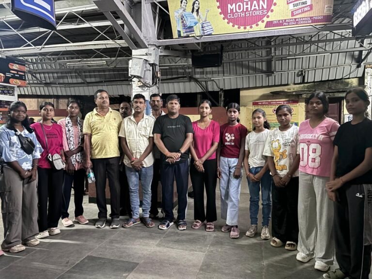 राष्ट्रीय वॉलीबॉल प्रतियोगिता में भाग लेने के लिए गुवाहाटी रवाना हुई जामताड़ा की टीम, अभिभावकों ने खिलाड़ियों को दी शुभकामनाएं