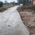 डीएमएफटी फंड से ₹50 लाख की लागत से बन रही पीसीसी सड़क पर फूटा ग्रामीणों का गुस्सा, घटिया सामग्री और लीपापोती का लगाया आरोप।