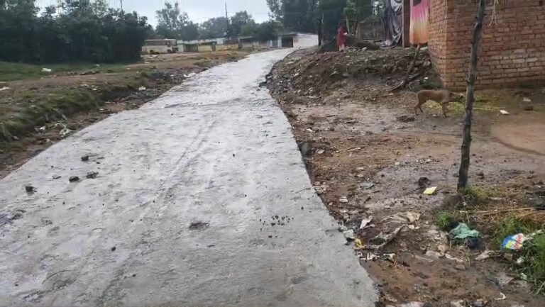 डीएमएफटी फंड से ₹50 लाख की लागत से बन रही पीसीसी सड़क पर फूटा ग्रामीणों का गुस्सा, घटिया सामग्री और लीपापोती का लगाया आरोप।