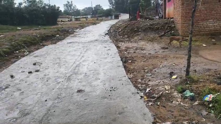डीएमएफटी फंड से ₹50 लाख की लागत से बन रही पीसीसी सड़क पर फूटा ग्रामीणों का गुस्सा, घटिया सामग्री और लीपापोती का लगाया आरोप।