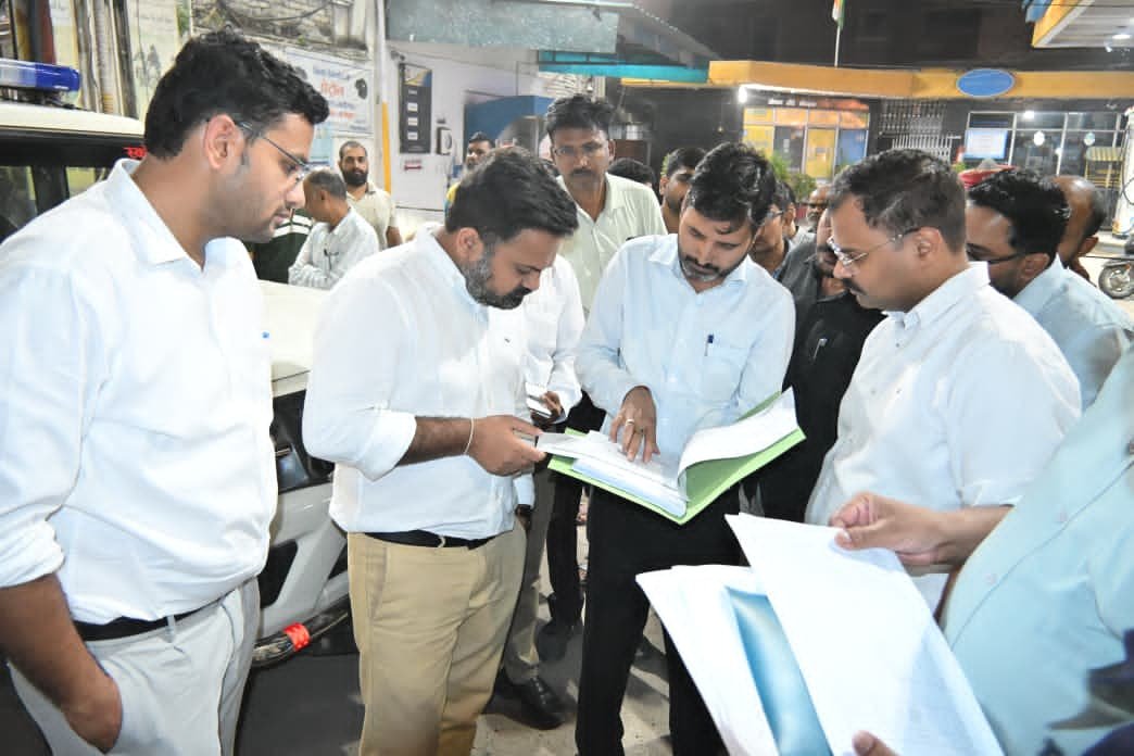 DM, नगर आयुक्त और CDO ने किया रात्रिकालीन निरीक्षण, दीपावली से पहले सड़कें दुरुस्त करने के निर्देश ।