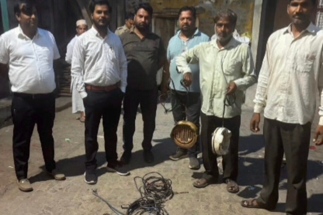 बुलंदशहर सिकंद्राबाद में बिजली विभाग की बिजलेंस टीम ने चेकिंग अभियान चला कर 7 बिजली चोरों को रंगे हाथ पकड़ कर कराया मामला दर्ज ।