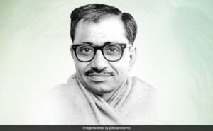 दीनदयाल जी के लिए राजनीति सत्ता प्राप्त करने का माध्यम नहीं थी। उनके चिंतन में राजनीति का अर्थ था—राष्ट्रजीवन को सही दिशा देना और समाज के अंतिम व्यक्ति तक विकास एवं सम्मान पहुँचाना।