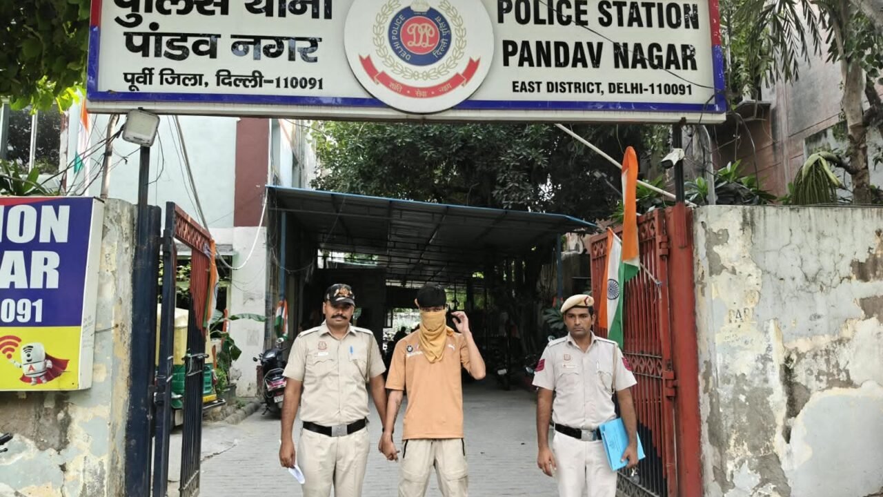 नाबालिग साथी भी पकड़ा गया, वारदात की स्कूटी-2 मोबाइल और पहने कपड़े बरामद
