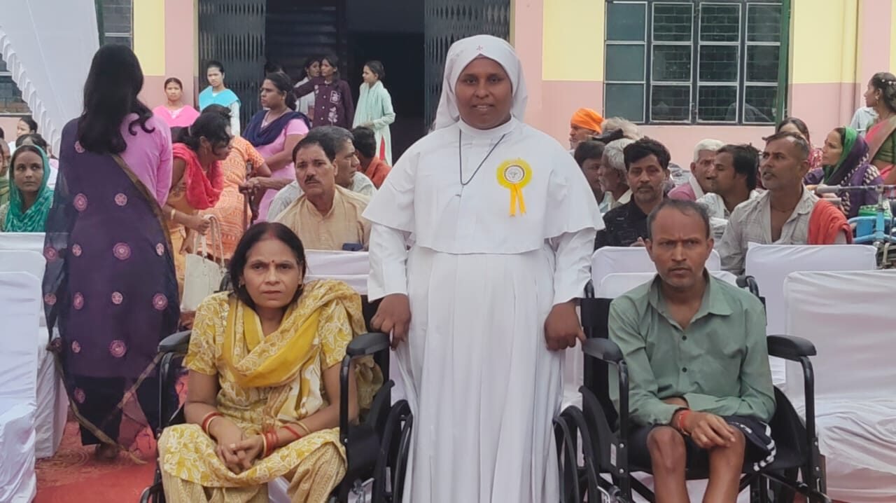 जीवन धारा वेलफेयर सेंटर गाजियाबाद में शताब्दी वर्ष को निराश्रित धर्म बहनों ने निराश्रित लोगों के साथ बड़े हर्षौल्लास के साथ मनाया ।