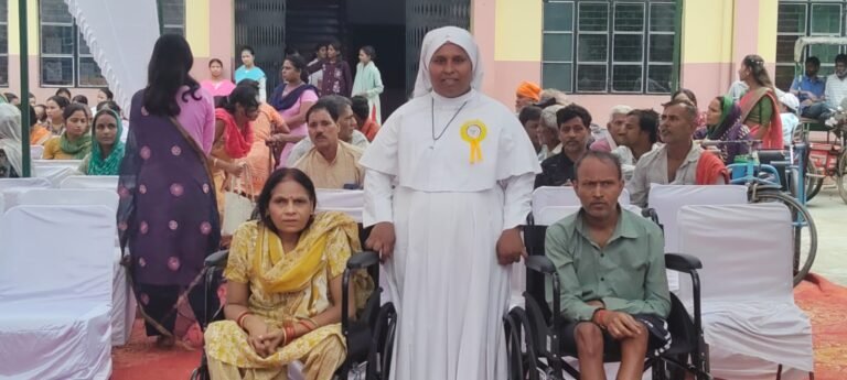 जीवन धारा वेलफेयर सेंटर गाजियाबाद में शताब्दी वर्ष को निराश्रित धर्म बहनों ने निराश्रित लोगों के साथ बड़े हर्षौल्लास के साथ मनाया ।