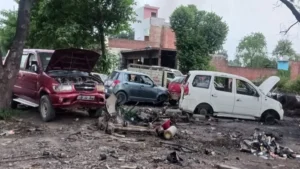 बिना लाइसेंस कबाड़ का खेल या चोरी की गाड़ियों के पार्ट्स का धंधा ? लाला कबाड़ी’ पर उठे गंभीर सवाल, लोले कमानी मिस्त्री की भूमिका भी जांच के घेरे में ।