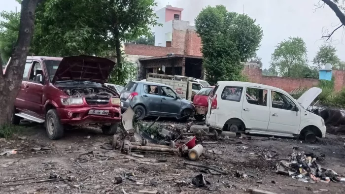 बिना लाइसेंस कबाड़ का खेल या चोरी की गाड़ियों के पार्ट्स का धंधा ? लाला कबाड़ी’ पर उठे गंभीर सवाल, लोले कमानी मिस्त्री की भूमिका भी जांच के घेरे में ।