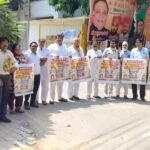 ₹2000 से ऊपर UPI पर 0.4% MDR के विरोध में कांग्रेस ने सांसद अतुल गर्ग के आवास पर दिया ‘रिटर्न गिफ्ट’ ।