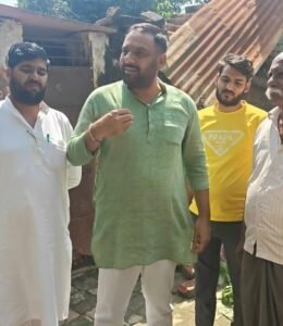 बाढ़ ने छीना अनाथ बच्चों का आशियाना, सपा नेताओं ने बढ़ाए मदद के हाथ, राशन और घरेलू जरूरत का सामान पहुंचाकर परिवार को दिया सहारा ।